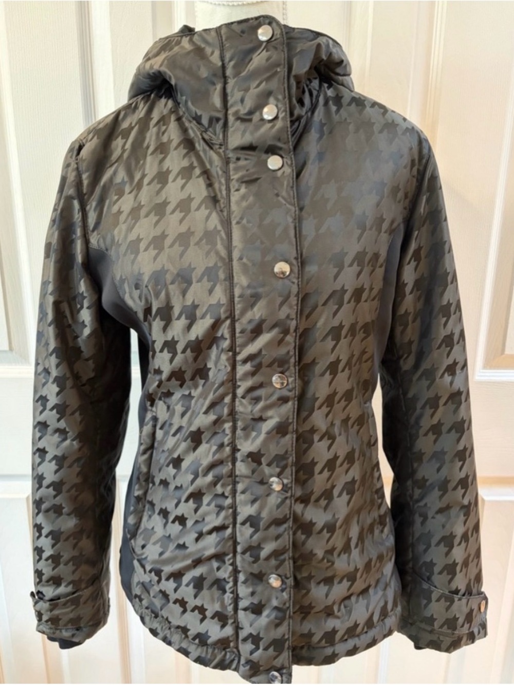 Postcard Women’s Houndstooth Quilted Hooded Jacket - Gray. Made in Milan,Italy.
